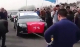 Cao thủ Tẩy Tủy công dùng hạ bộ kéo 7 chiếc ô tô