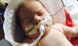 Vừa ra khỏi bụng mẹ, bé sơ sinh đã ngừng thở nhưng phép màu lại xảy ra