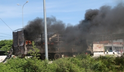 Xe tải chở theo xe cẩu bất ngờ bốc cháy ngay sát trạm thu phí