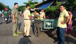 Người đàn ông đi xe máy ngã ra đường, bị xe tải cán tử vong