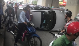 Tin TNGT mới nhất ngày 1/6: Taxi lật ngang dưới hầm chui Nguyễn Trãi