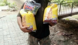 Sống lang bạt khắp nơi, nhưng người đàn ông vô gia cư vẫn nhịn đói đi bán chanh để kiếm tiền nuôi lũ mèo hoang