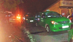 7 tài xế lái xe truy đuổi kẻ cướp taxi trong đêm