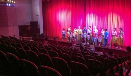 Hình ảnh thảm hại tại buổi diễn của sân khấu Minh Béo ngày 1/6: Khi khán giả bức xúc, quay lưng