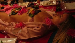 Lời tự sự của một cô gái khi lần đầu tiên làm người mẫu sushi khoả thân