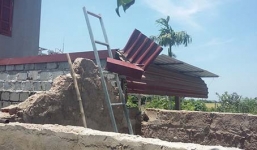 Nam Định: Sát hại anh trai vì tranh chấp 60cm mái tôn