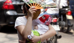 Nắng nóng như 'đổ lửa' tiếp tục bao phủ miền Bắc trong ngày 3/6