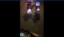 Thanh niên một mình lái hai xe máy trên đường