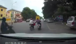 Người phụ nữ bị cướp giật ngã văng ra đường vì treo túi xách trên xe máy