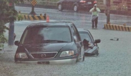 Người dân Đài Loan chật vật đối mặt với ngập úng khắp nơi bởi trận mưa lớn kỷ lục trong 17 năm qua