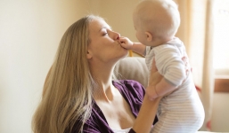 Nghẹn lòng hình ảnh mẹ ung thư rơi nước mắt cho con bú lần cuối trước khi cắt bỏ ngực