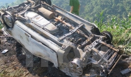 Ôtô lộn nhiều vòng rồi lật ngửa, 5 người trong một gia đình thương vong