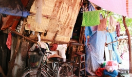 Phòng trọ 'ổ chuột' hầm hập trong cái nóng thiêu đốt đến 40 độ C ở Hà Nội