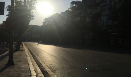 Ảnh: Người Hà Nội mệt nhoài mưu sinh, phố đi bộ vắng như sáng mùng 1 Tết vì nắng nóng