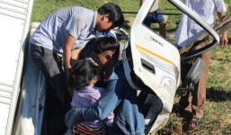 Xe tải lao xuống mương, người dân đập kính giải cứu 2 nạn nhân trong cabin