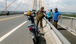 Đưa dây chuyền cho bạn giữ hộ, nam thanh niên gieo mình xuống sông Tiền tự tử