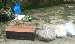 Phát hiện thi thể bé gái cuộn trong chăn bỏ rơi bên đường