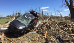 Bị lốc xoáy cuốn bay mọi thứ, nhưng may mắn bất ngờ vẫn đến với đôi vợ chồng