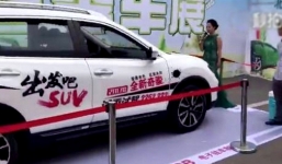 Nữ MC bị ô tô trình diễn 'công nghệ tránh va chạm' tông ngang người