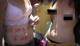 Phản đối nạn cưỡng hiếp, phụ nữ Israel ngực trần tuần hành