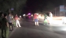 30 côn đồ đi xe máy, chặn ôtô rút súng bắn nhau trên quốc lộ