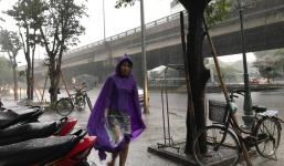 Hà Nội đón mưa giông, xóa tan trận nắng nóng lịch sử trong 46 năm