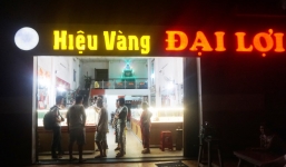 Bắt 2 nghi phạm cướp tiệm vàng, tông gãy chân tổ trưởng dân phố