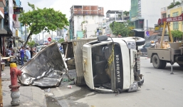 Xe tải lật trên cầu, hàng trăm bao đá ngổn ngang giữa đường