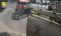 Ô tô Audi bị xe tải đè lên, chôn vùi dưới hàng tấn sỏi