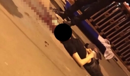 Bất ngờ bị tuột tay rơi thẳng xuống đất khi biểu diễn đu tay trên cầu