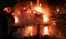 Chồng khóa trái cửa đốt chết vợ cũ và con rồi tự thiêu