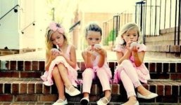 Bố mẹ vô tư làm đẹp cho con mà không biết đang đẩy con đến nguy cơ dậy thì sớm