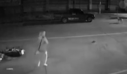 Bị tông ngã sấp mặt, cô gái vẫn đứng dậy tiếp tục nghe điện thoại tiếp