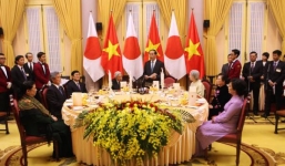 4 lãnh đạo chủ chốt được kiểm nghiệm thức ăn trước khi sử dụng