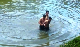 Cảnh sát lao người xuống sông, tóm gọn đối tượng bán ma túy