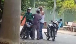 Xe ôm truyền thống lại hành hung grabbike vì giành khách