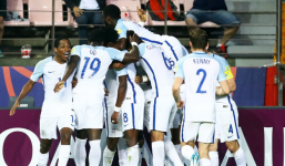 'Ủi bay' chiếc xe bus 2 tầng, Tam sư trẻ ngược dòng tuyệt vời trước Italia