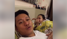 Được vợ chăm sóc trước khi đi ngủ, Tuấn Hưng vô tình để lộ thứ này khiến vợ phải che vội