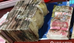 Hơn 500 triệu đồng mọc rêu, nhân viên ngân hàng dùng vòi nước để rửa 