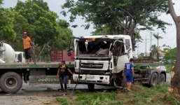 Xe đầu kéo nhằm thẳng gốc cây, 2 người kẹt cứng trong cabin