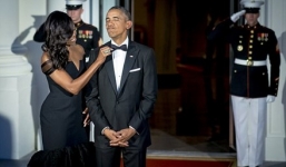 Cựu đệ nhất phu nhân Mỹ tố chồng mặc một bộ vest suốt 8 năm