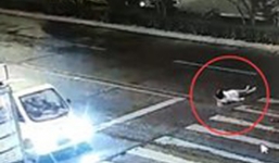 Dòng người lạnh lùng bước qua xác người phụ nữ bị xe đâm hai lần