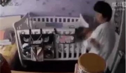 Bảo mẫu rung lắc điên cuồng để ru trẻ sơ sinh ngủ