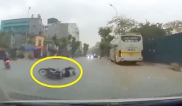 Người đàn ông đi xe máy ngã sấp mặt vì gặp 'sửu nhi' đánh võng, tạt đầu