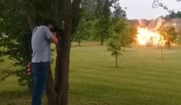 Suýt sấp mặt khi nghịch dại dùng súng trường bắn tủ lạnh chứa đầy chất nổ