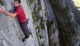 Thanh niên liều mạng, tay không leo núi đá dựng đứng 900 m thành công