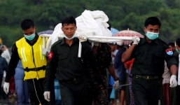 Chùm ảnh: Đưa thi thể nạn nhân máy bay Myanmar rơi vào bờ nhận dạng