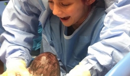 Bé gái 12 tuổi tự tay 'đỡ đẻ' cho mẹ gây bão mạng xã hội