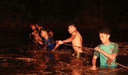 Hàng trăm người lặn ngụp trong đêm tìm 3 học sinh bị nước cuốn mất tích