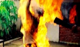 Người đàn ông lên đồi tự thiêu trong đêm